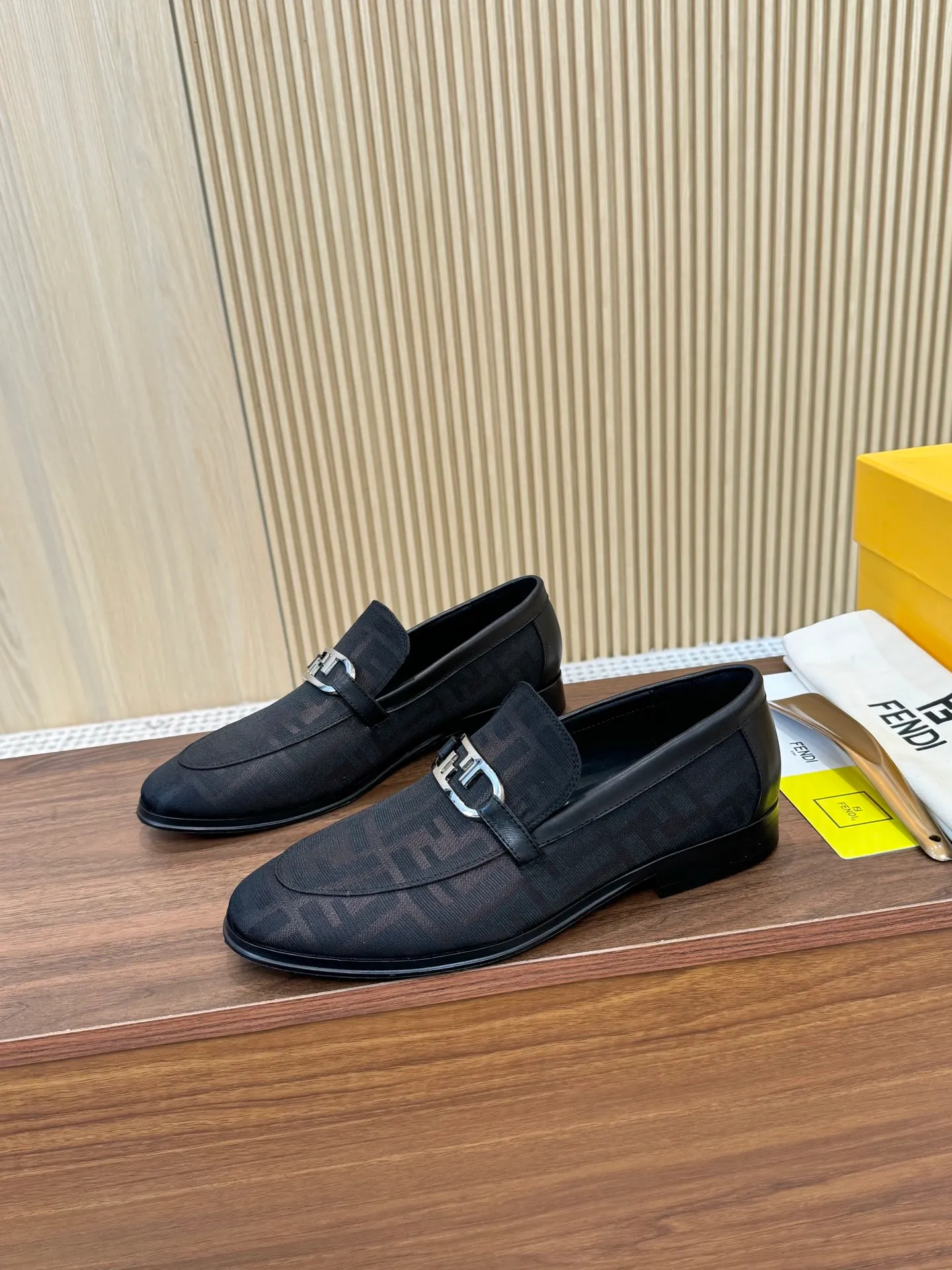 [FENDI] Top P: 980💰 ▪️Size: Men's 39-44. (Customized at 38.45.46) Fendi men's business casual leather shoes Imported brand cloth/calfskin/open edge beads/brand logo printing -Inside: Comfortable cowhide lining -Outsole: Genuine leather outsole with rubber backing embedded in the heel, perfect injection molding -Ultra-high quality control·Fine workmanship: highlighted (high-end·luxury·grade)